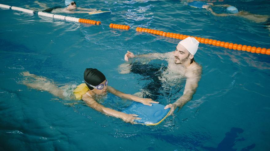 Es neguen a fer una activitat de piscina per denunciar que una companya de classe amb autisme no hi pot participar
