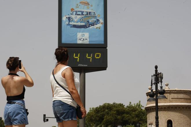 El poniente vacía las calles de València