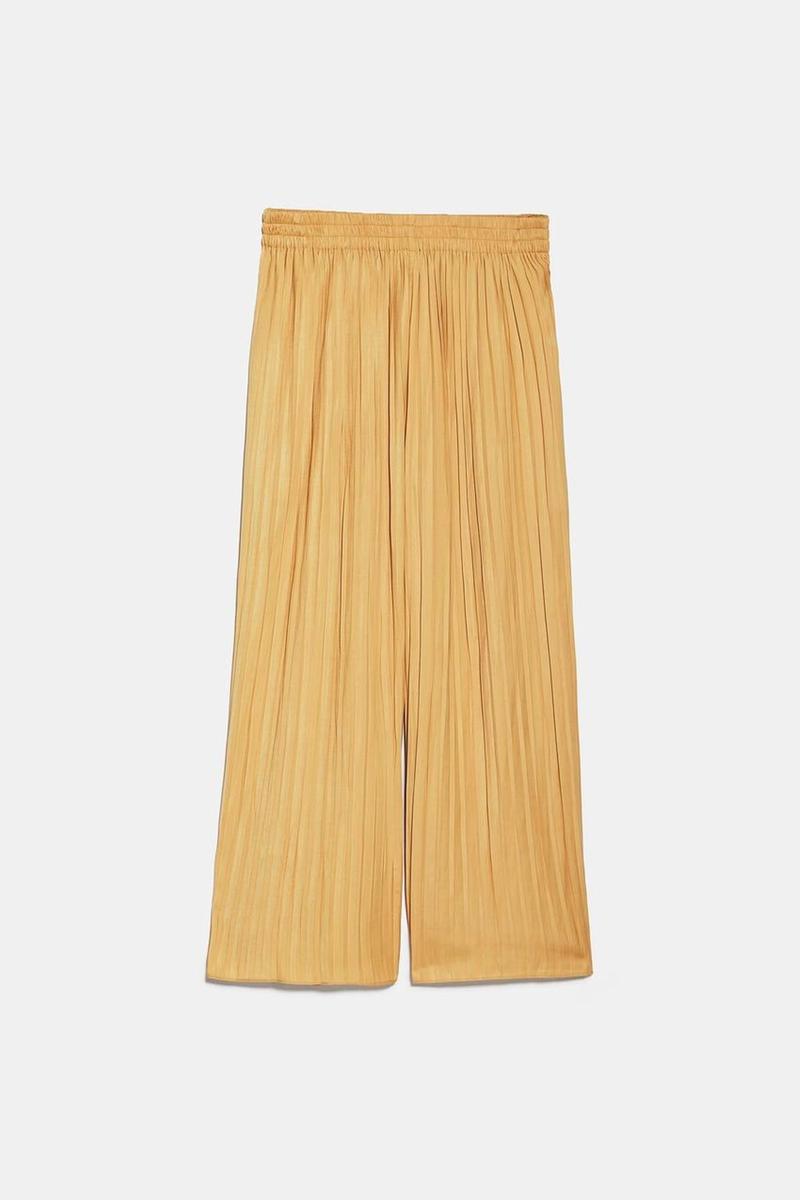 Pantalón plisado en color dorado de Zara. (Precio: 22,95 euros. Precio rebajado: 12,99 euros)