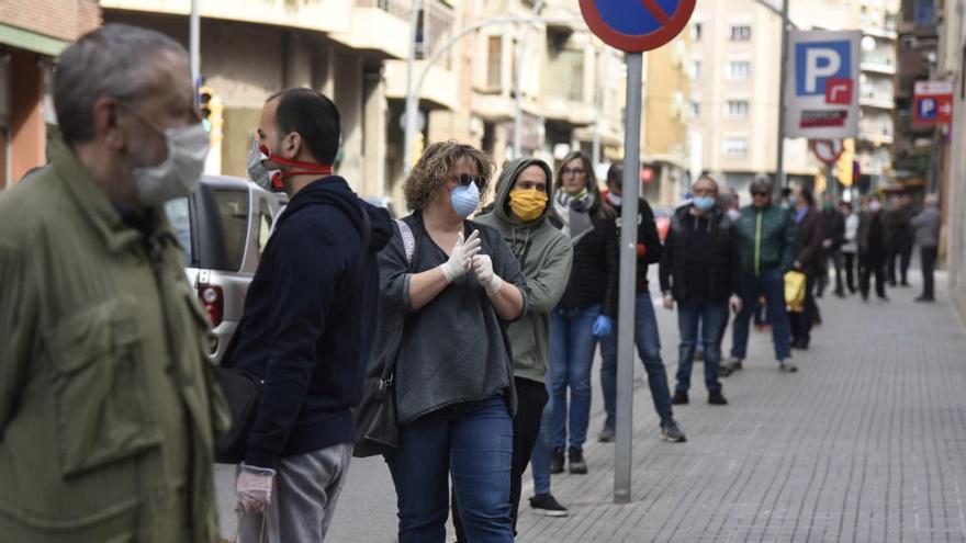 Persones fent cua per comprar en una pastisseria