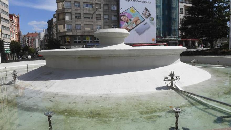 Fuente de Cuatro Caminos, sin agua por las restricciones. |   // C. PARDELLAS