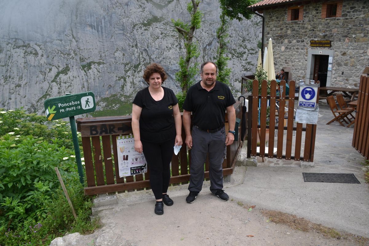 Marisa Peláez Piñera y Alberto Fernández Mier delante de su establecimiento, el restaurante Mirador de Lallende, en Bulnes.