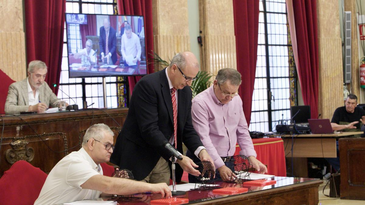 El sorteo se ha celebrado en el Salón de Plenos del Ayuntamiento de Murcia.