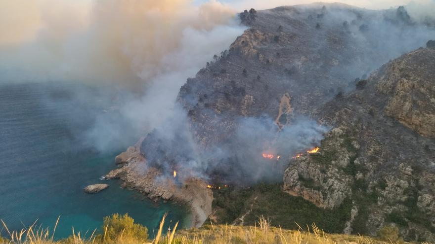 Incendio forestal en la cala Llebeig en Teulada y Moraira