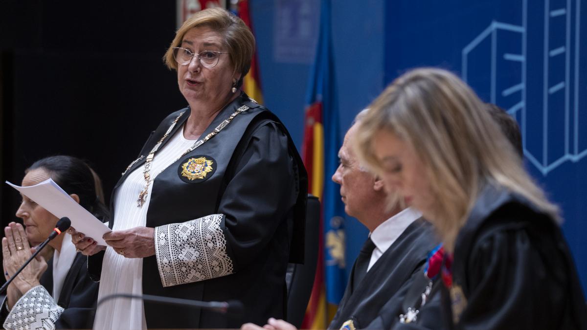 La fiscal superior Teresa Gisbert, de pie, durante su discurso en la apertura del año judicial