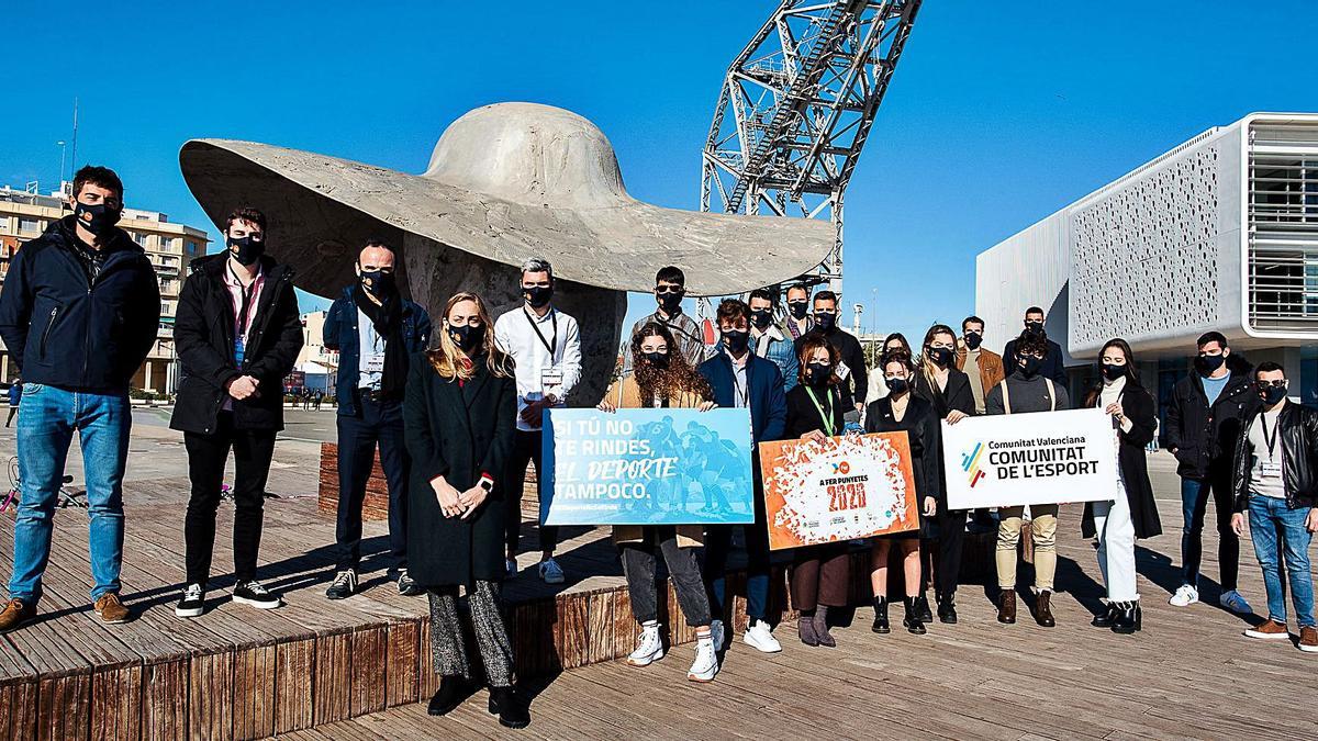 Foto de familia de los presentes ayer en el homenaje junto a la escultura de Manolo Valdés.  | PROYECTO FER