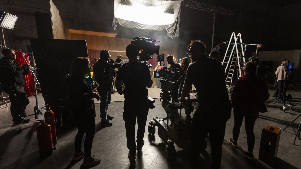 Imagen de archivo del rodaje de la película "Mala Influencia" en los estudios de Ciudad de la Luz