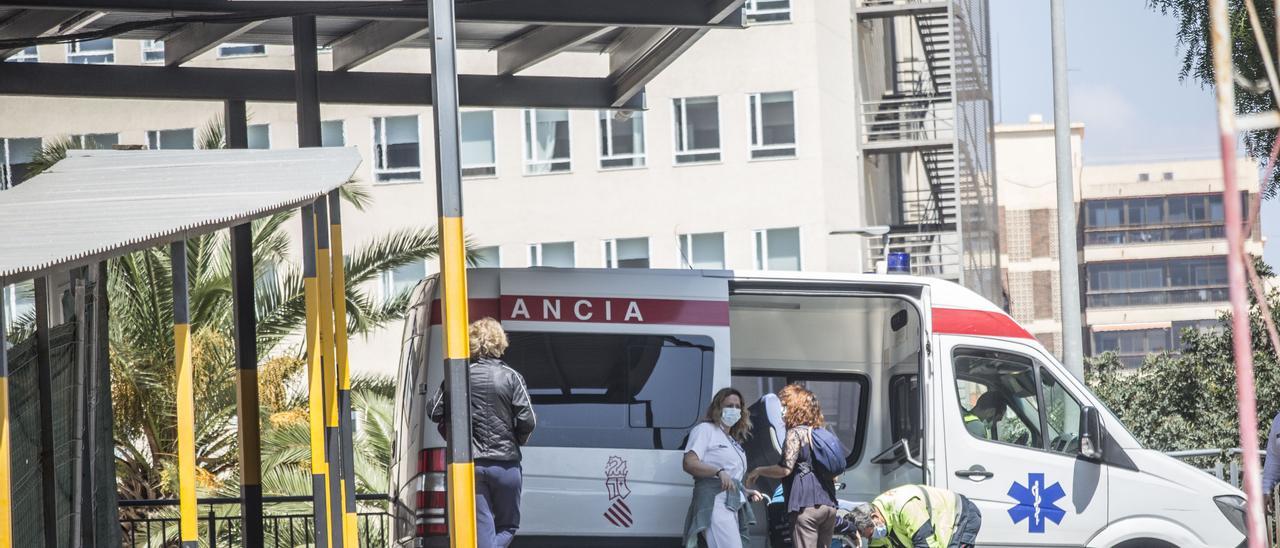 Una ambulancia accede a la zona de Urgencias del hospital Doctor Balmis