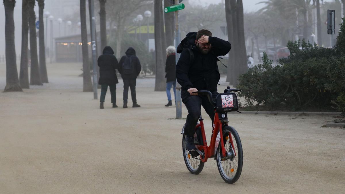 Un ciclista trata de abrirse camino entre el vendaval del temporal Glòria
