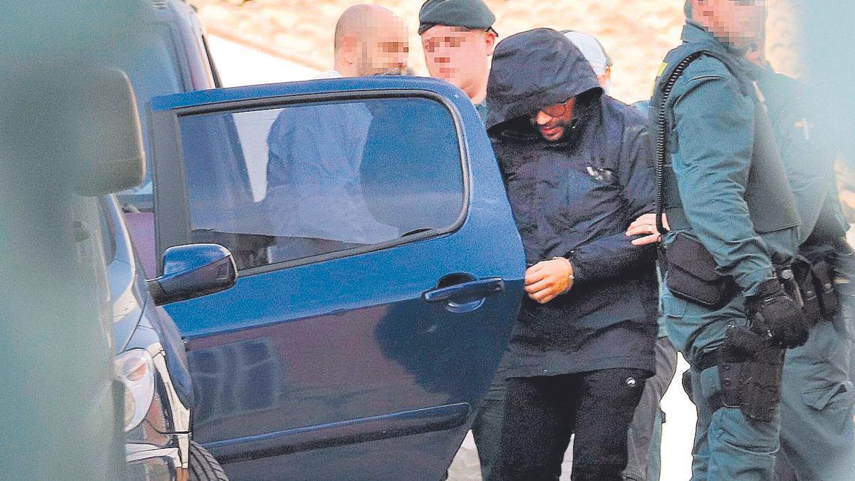 El presunto asesino, a la salida de la casa de Manuel, el día que se realizó la segunda inspección.