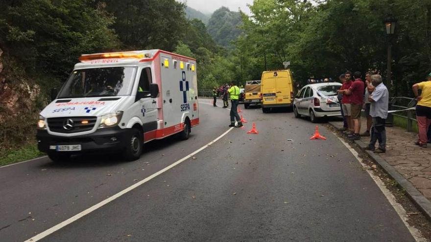 Una ambulancia, en un accidente acaecido en Covadonga en julio.