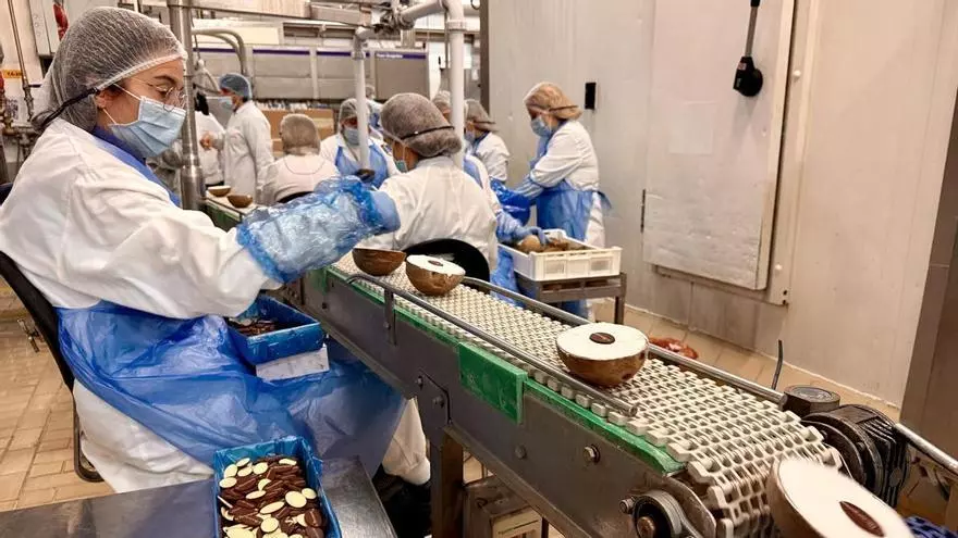 Imágenes de la producción en la planta de La Menoquina en Palau-solità i Plegamans, 16/02/2026