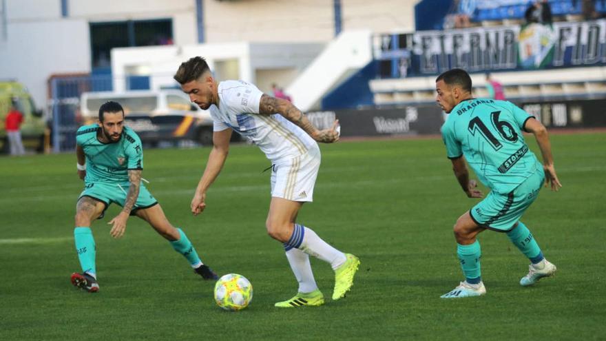 Samu Delgado intenta regatear a un contrario. El Marbella buscó el gol durante los 90 minutos, pero no encontró la portería del rival.