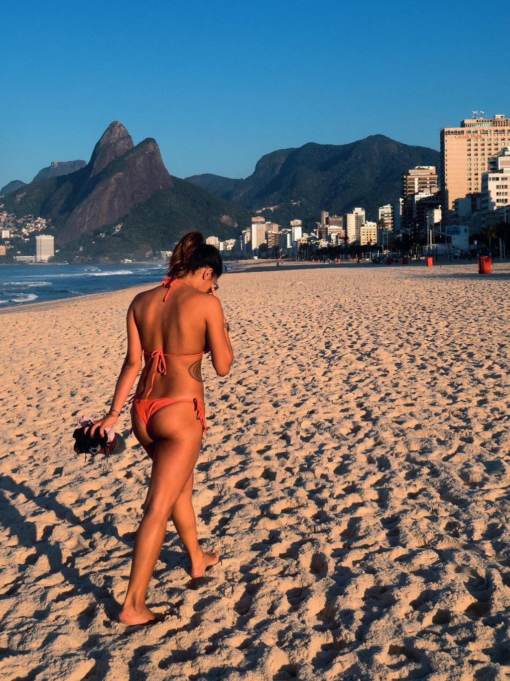 Mujer paseando por las playas de Río de Janeiro