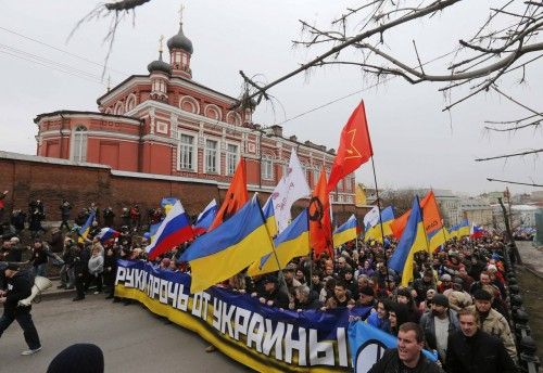 Miles de personas han salido este sábado a las calles de Moscú para sumarse a las marchas de apoyo y de rechazo a la intervención rusa en la región ucraniana de Crimea.