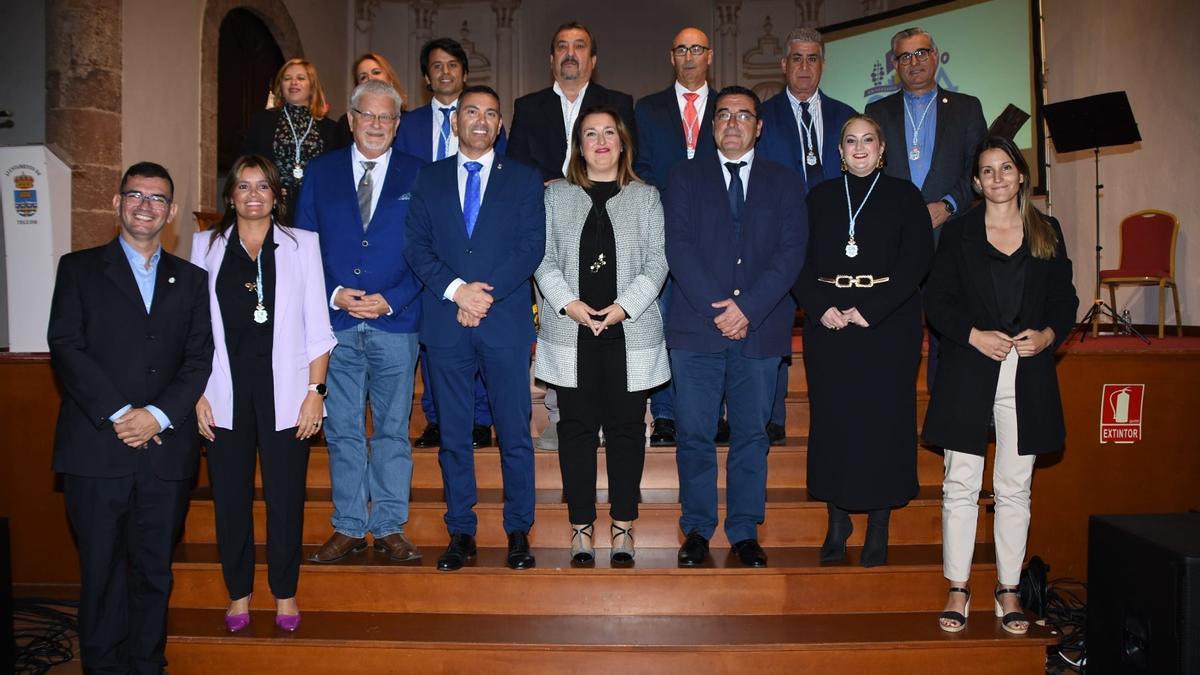 Entrega de medallas de Teguise al hotel Meliá Salinas, el Campo de Golf Costa Teguise y apartamentos Los Molinos