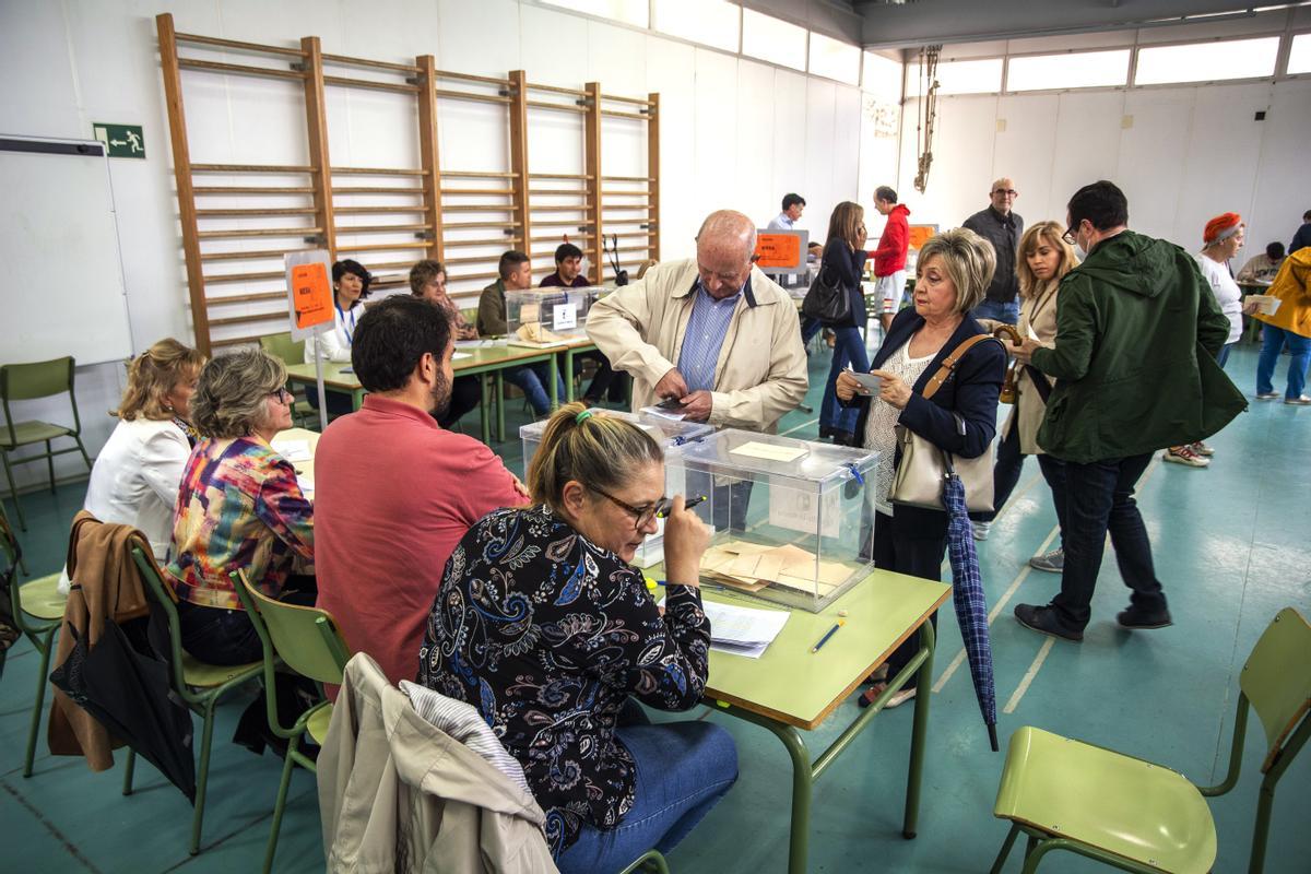 Toledo, (CASTILLA-LA MANCHA) 28-05-2023.- Más de un millón y medio de castellanomanchegos están llamados a las urnas para elegir a los 33 representantes en las Cortes de Castilla-La Mancha, que determinarán la composición del próximo Gobierno regional; y a los alcaldes y alcaldesas de los 919 municipios. EFE/Ismael Herrero