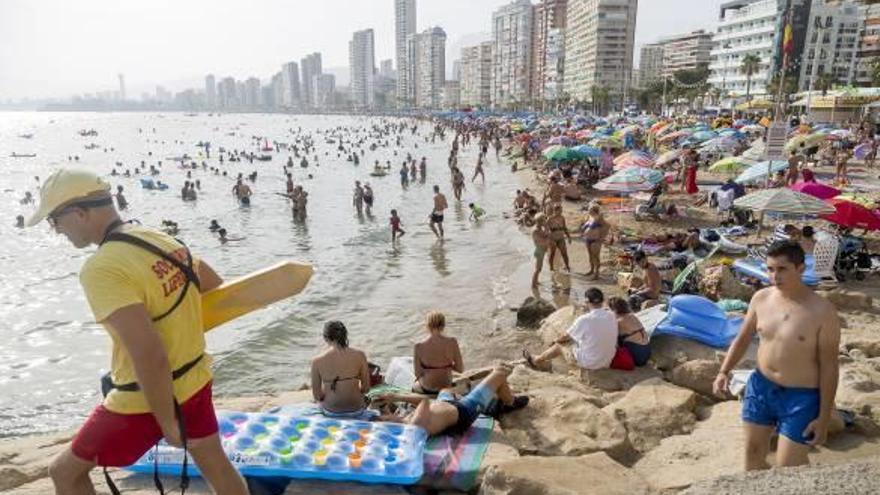 Turistas españoles en las playas de Benidorm este verano.