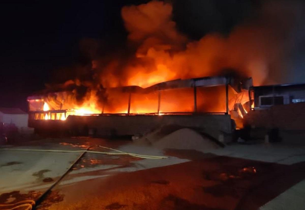 Las llamas devoran el secadero de jamones afectado, en una imagen tomada por los propios bomberos.