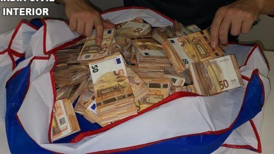 Cazados en el aeropuerto con un millón de euros en metálico dentro de una maleta