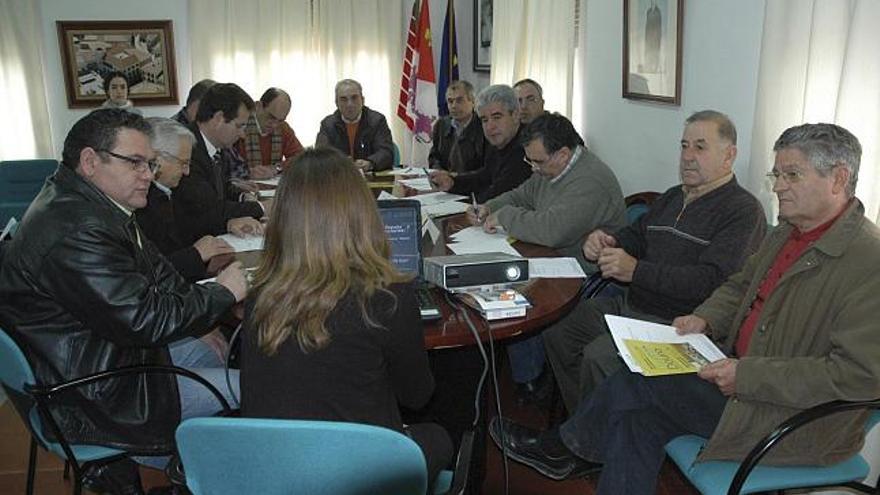 Alcaldes zamoranos durante la reunión de ayer en Alcañices, donde fueron recibidos por Tomás Carrión (segundo por la derecha).