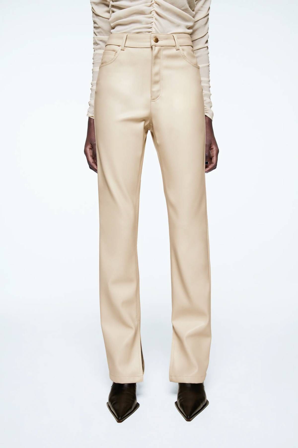 Pantalón efecto cuero con abertura en el bajo, en tono blanco roto de Zara