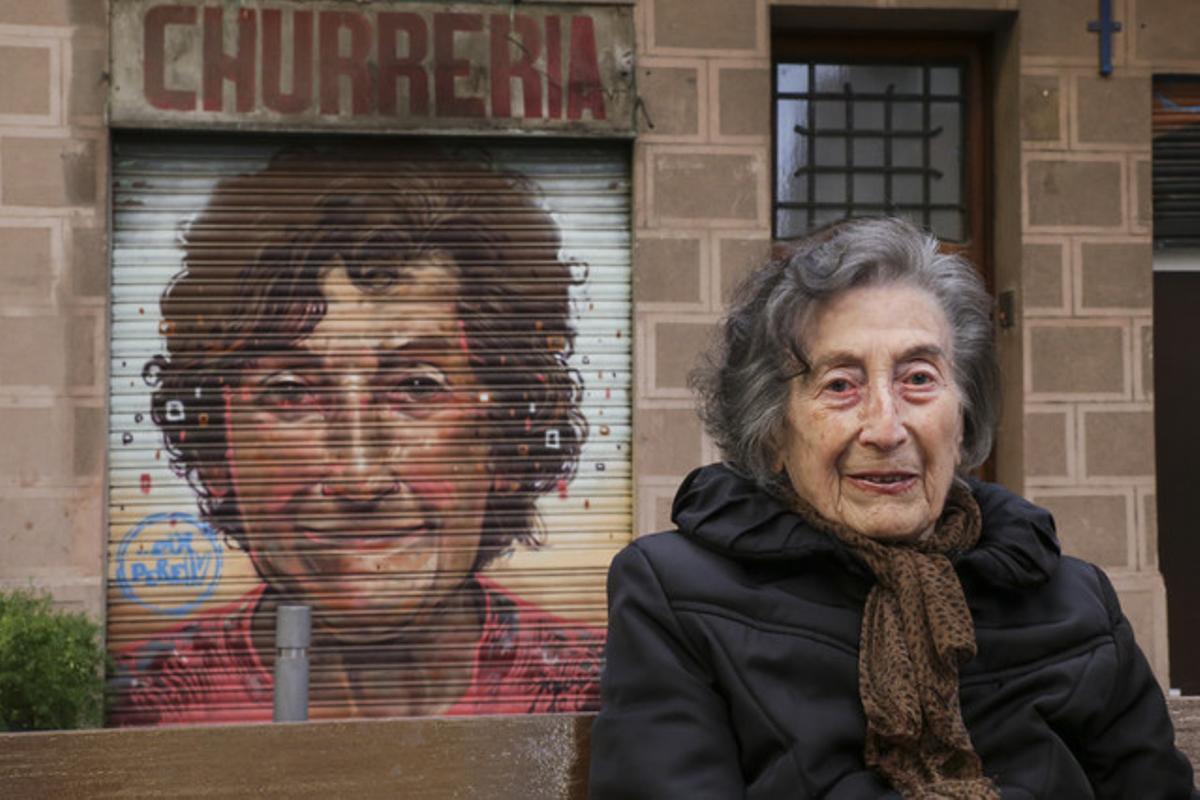 Elisa Fiat, ante su retrato en una churrería cerrada en la Rambla del Poblenou.