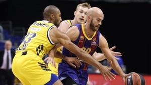 El barcelonista Nick Calathes (d) durante el partido ante el Alba Berlín.