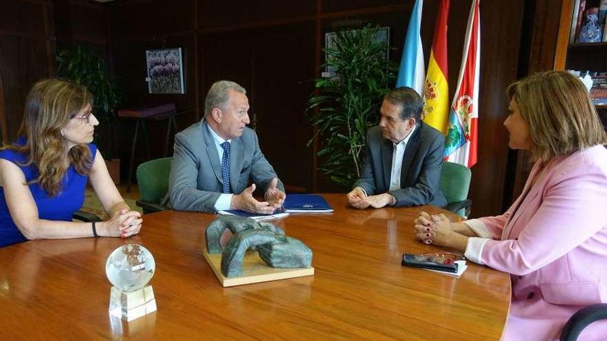 Caballero con el decano y la vicedecana del Colegio de Procuradores, J. Antonio Fandiño y Gisela Álvarez.