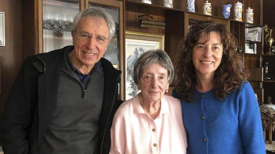 Giménez a la dreta, acompanyada de la seva mare, Rosario Perez, i de Joaquim Aloy, de l’Associació