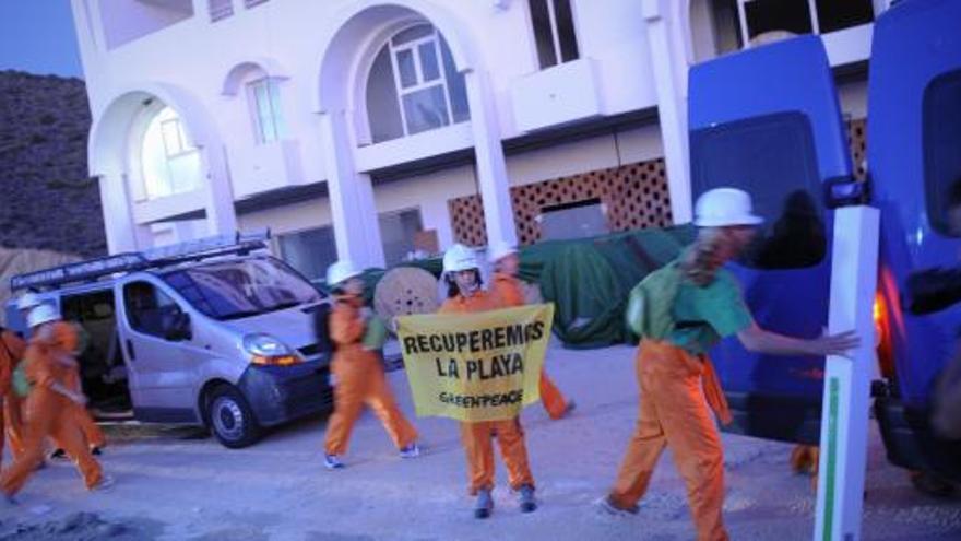 Greenpeace ha instalado una &quot;delegación temporal&quot; de la organización ecologista en el hotel de El Algarrobico.