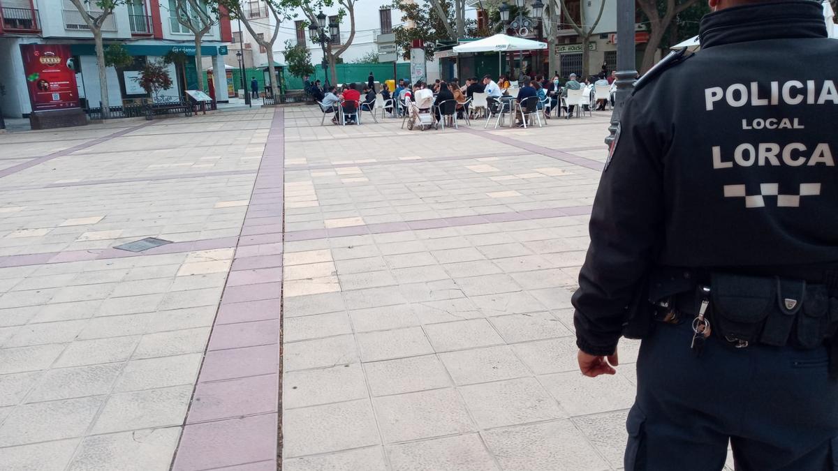 Un agente patrullando por la Plaza de Calderón de la Barca.