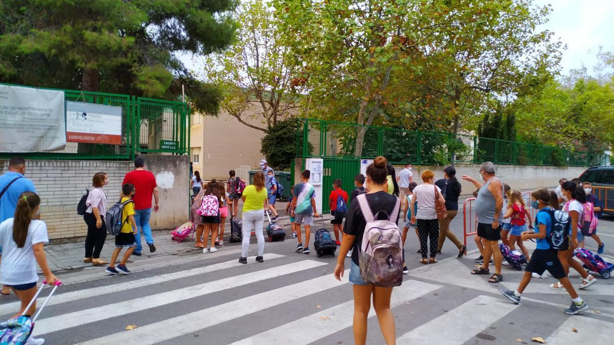 Niños y niñas entran en el CEIP Cervantes de Xirivella