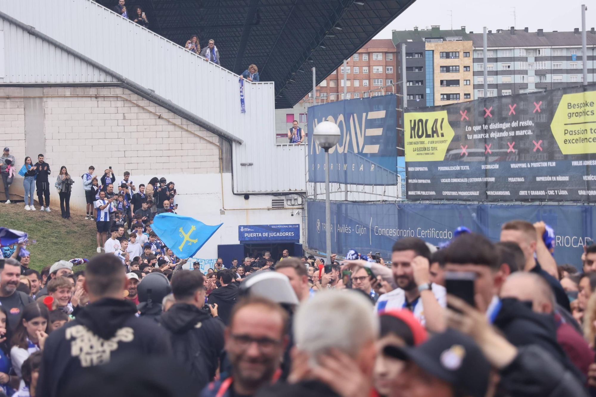 EN IMÁGENES: Avilés se tiñe de blanquiazul para la final por el ascenso ante el Rayo Majadahonda