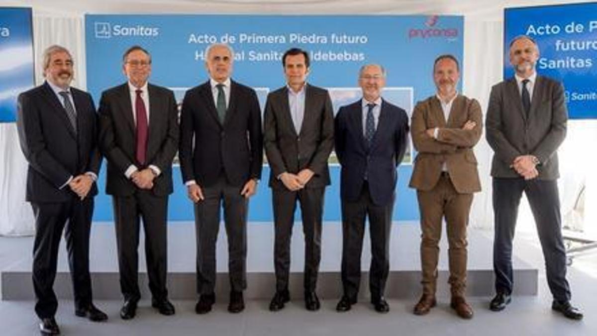 Directivos de Sanitas y Saint Croix junto a responsables del Ayuntamiento y la Comunidad de Madrid durante la puesta de la primera piedra de un nuevo hospital en Madrid.