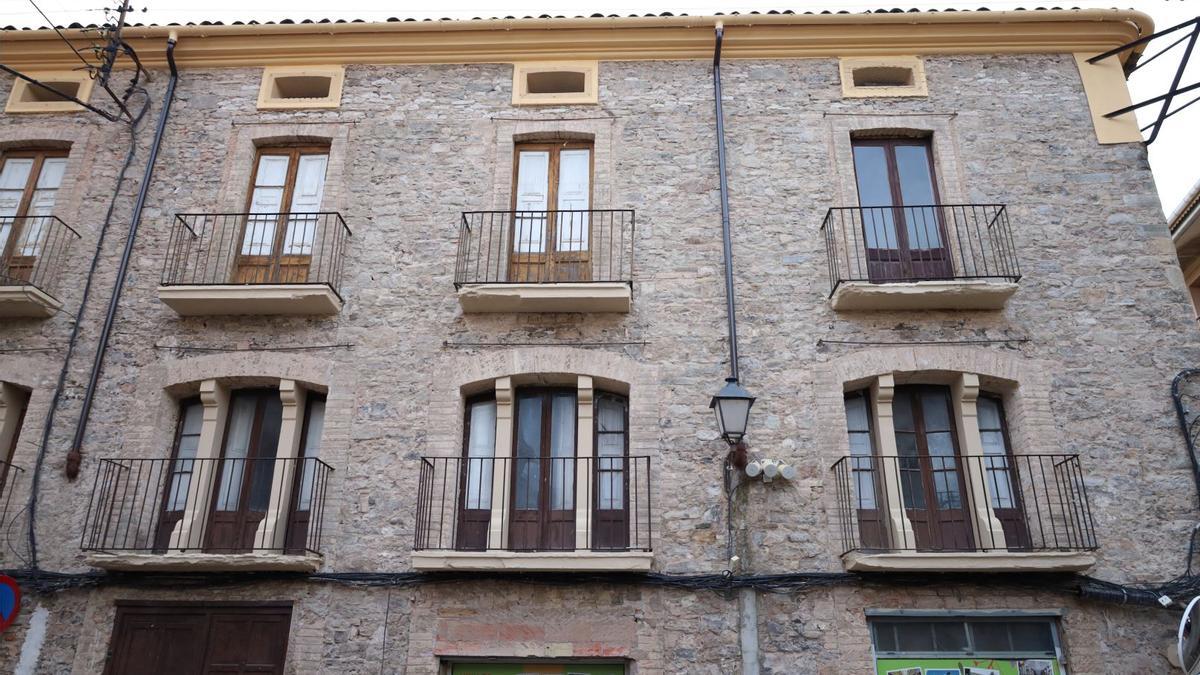 Façana de l'edifici municipal, ara sanejada i consolidada