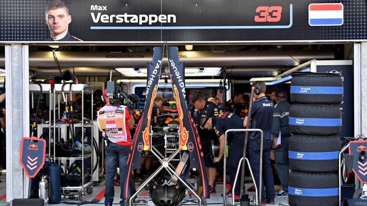Los mecánicos trabajaron intensamente en el monoplaza de Verstappen
