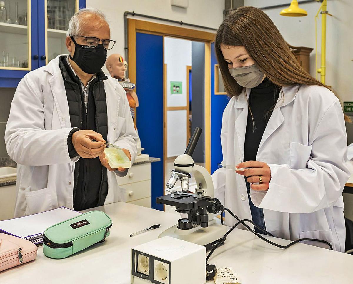 Estudiiants treballant al laboratori. avan