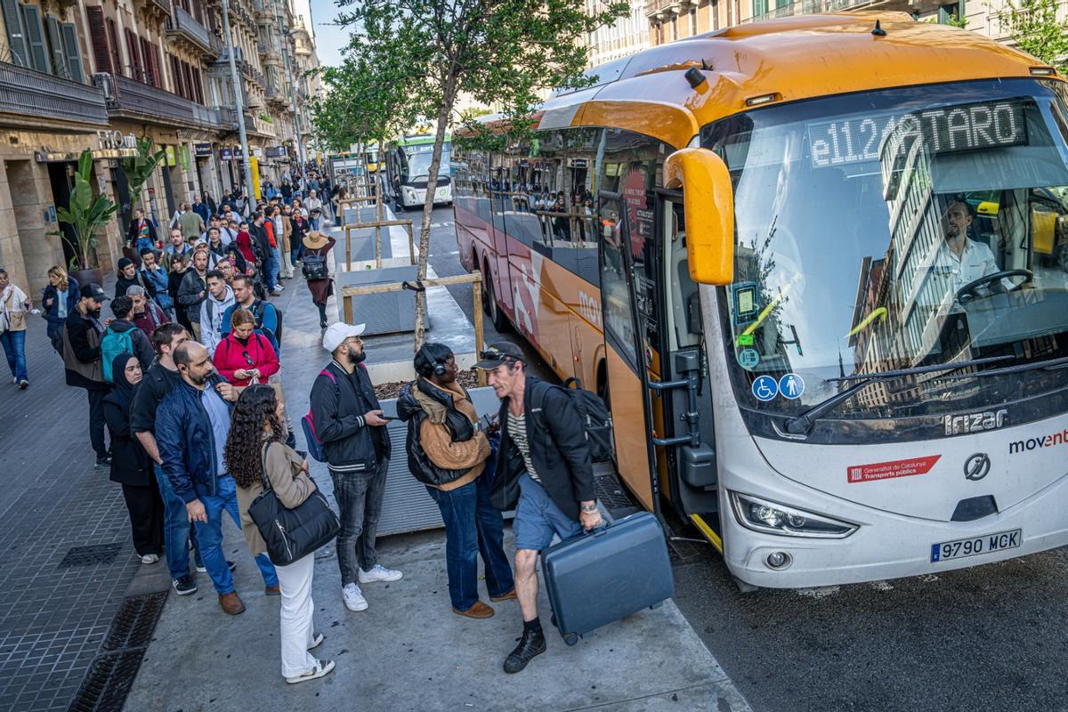Demoras de hasta dos horas para salir de Barcelona en tren y buses