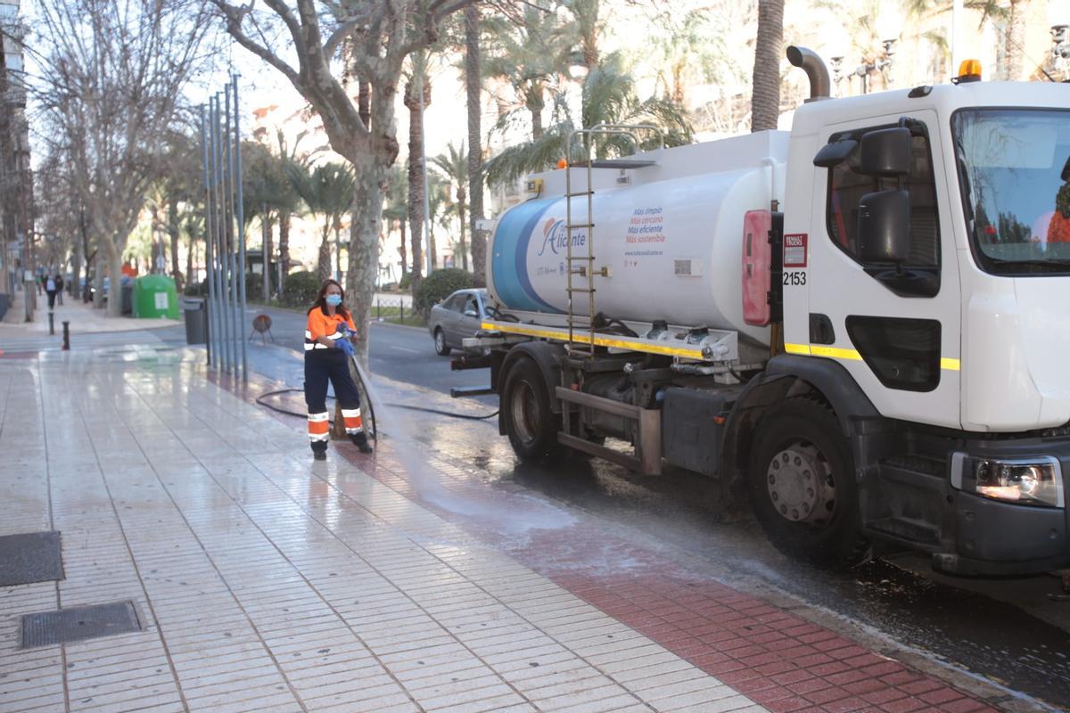 Baldeo exprés en Alicante para limpiar la lluvia de barro Baldeo exprés en Alicante para limpiar la lluvia de barro