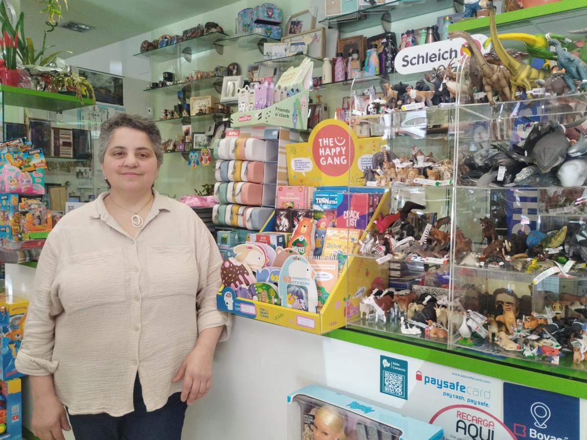 Luisa Álvarez Morán delante del mostrador de "Cosas".