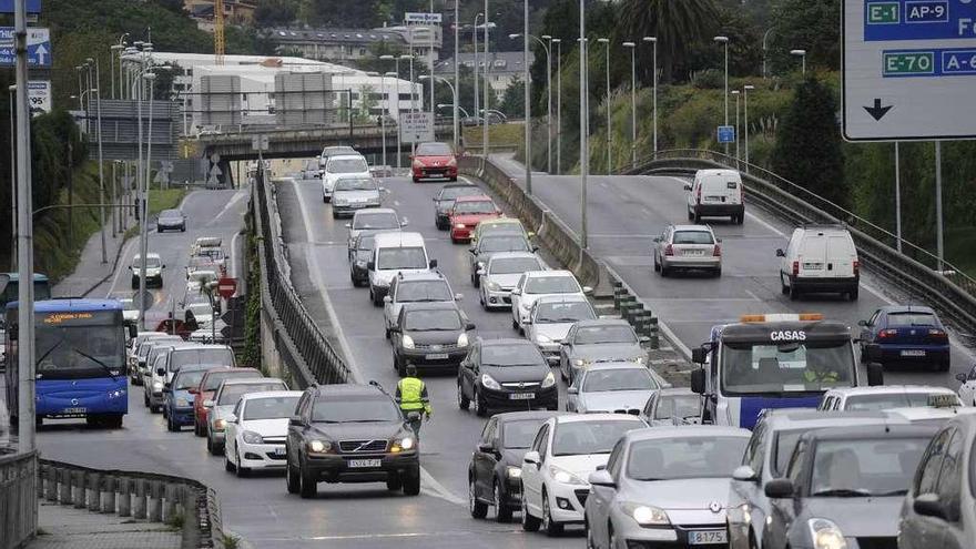 Atasco provocado por un accidente en el puente de A Pasaxe.