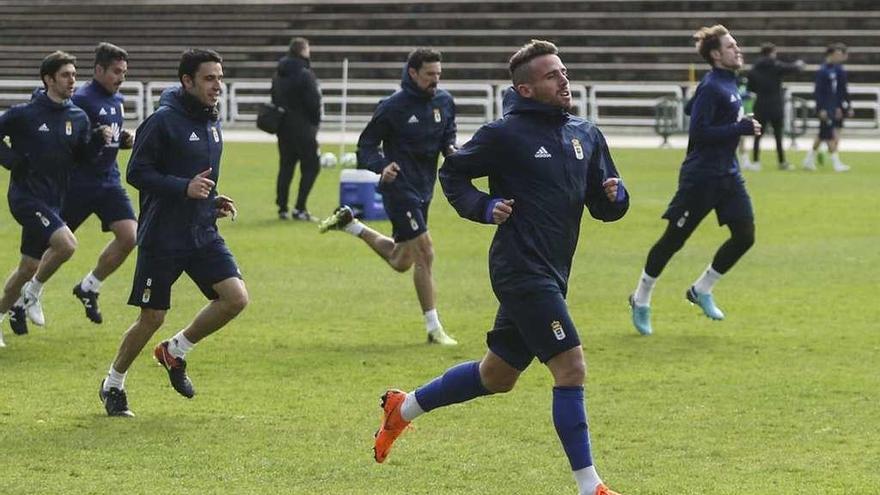 Aarón Ñíguez, en primer término, corre durante un entenamiento del Oviedo en el Estadio Univesitario.