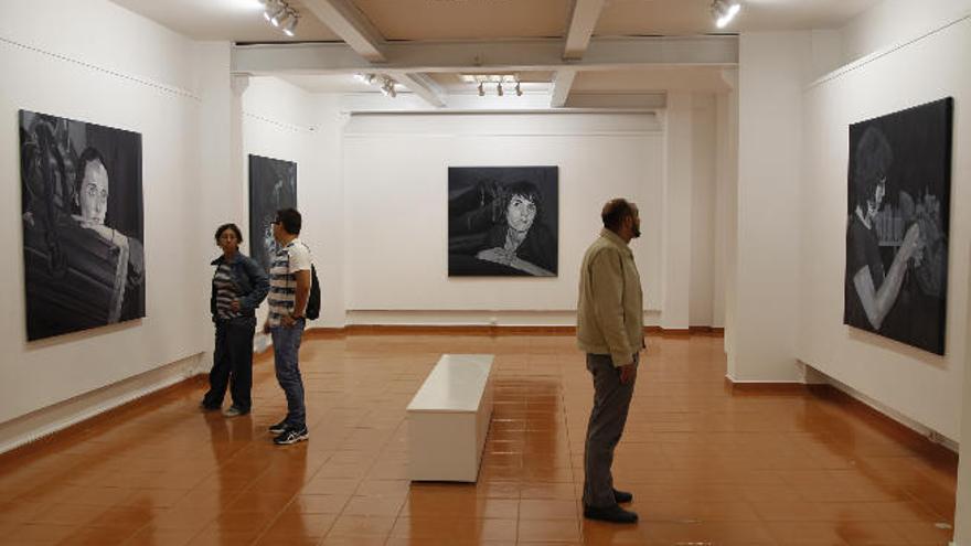 La sala de Arte ofrece medio centenar de dibujos y retratos de Nadia Brito y Palmira García