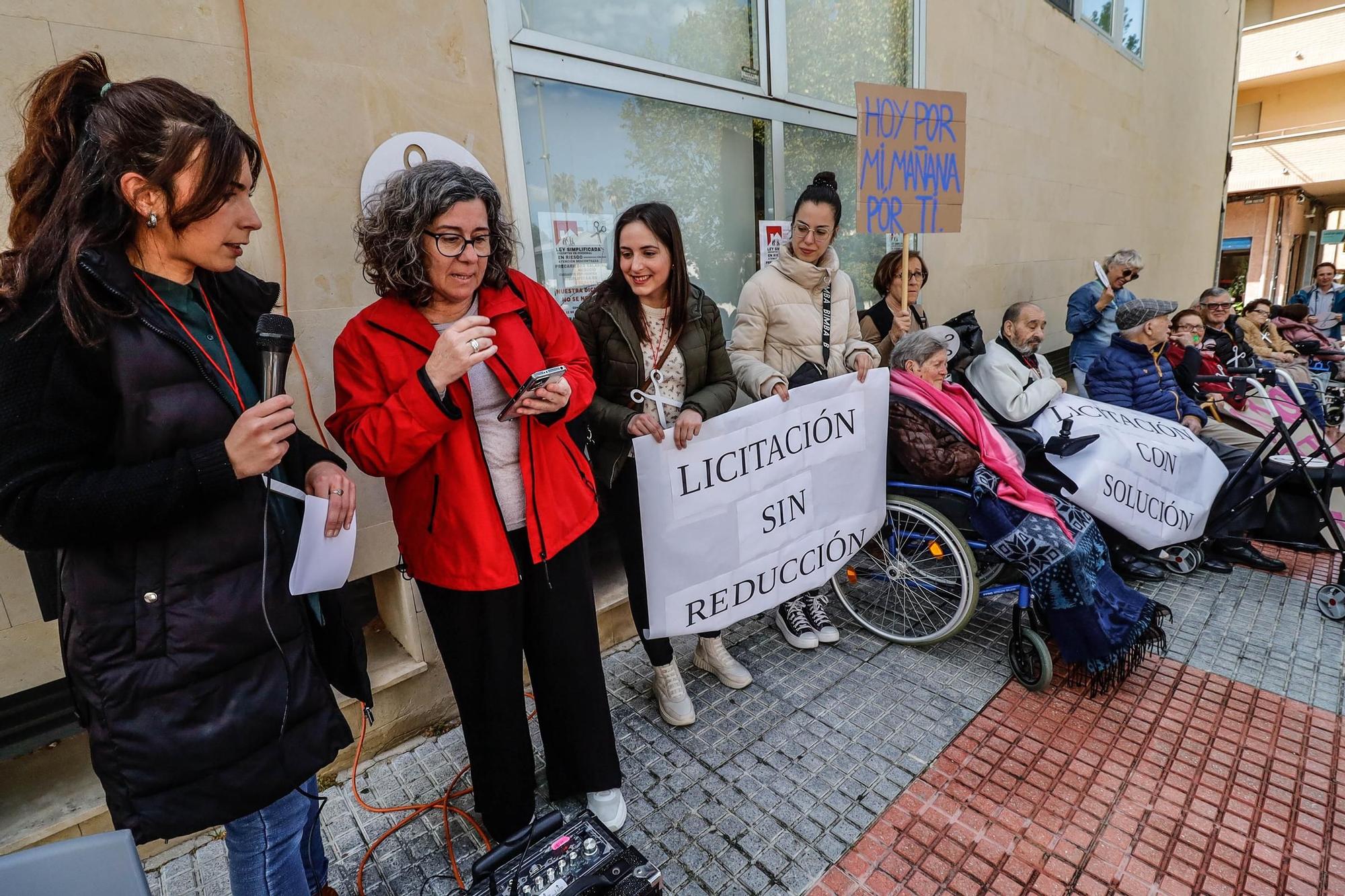 Concentración en contra de los recortes en los centros de mayores