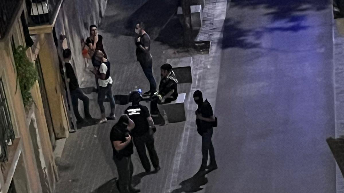 Agents de Mossos d'Esquadra al dispositiu policial al carrer de les Escodines de Manresa