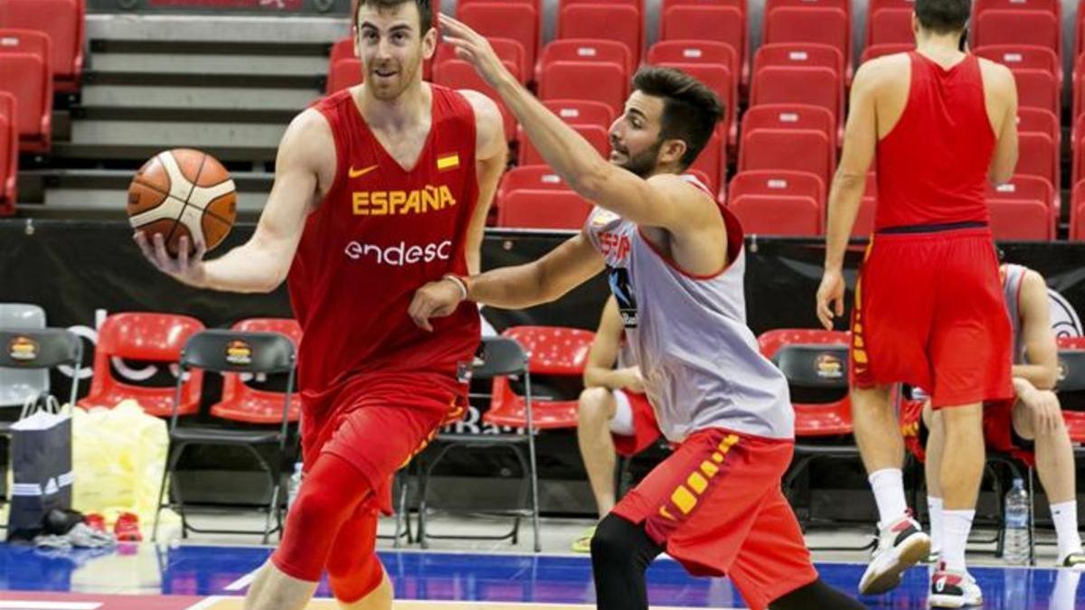 Victor Claver, junto a Ricky Rubio en un entrenamiento con la selección