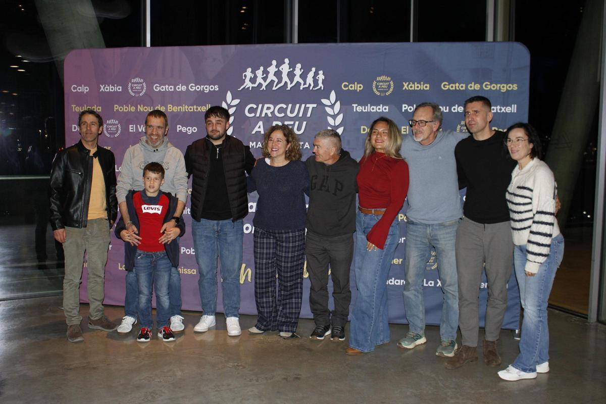 La alcaldesa de la Xara y los organizadores de la carrera popular que se suma al Circuit
