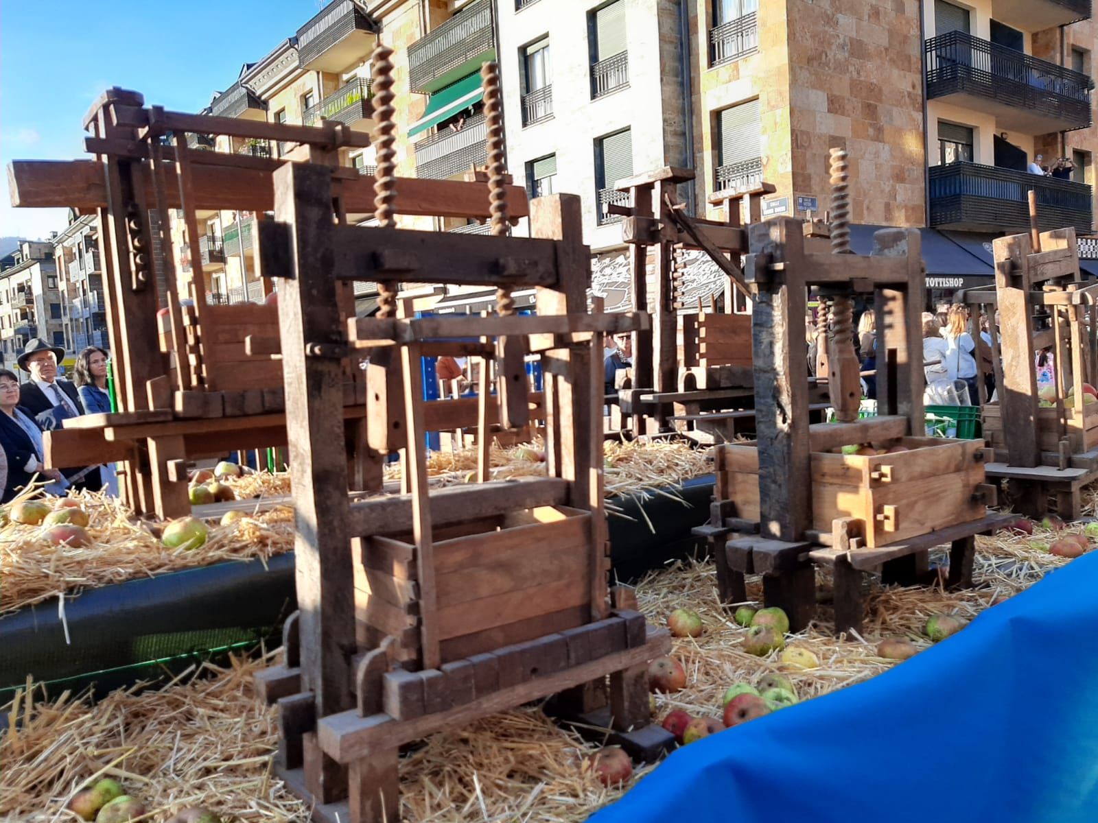 Villaviciosa ofrece el primer mosto a la Portalina: así ha sido el acto seguido de un desfile de carrozas