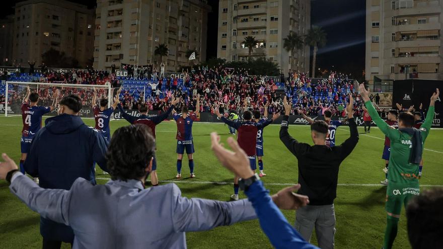 La plantilla del Eldense realiza la palmada colectiva junto a su afición tras un partido.